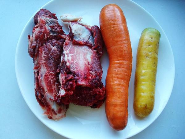 胡蘿卜燉牛排骨的做法-家常味燉菜譜-易網(wǎng)<a href=http://www.xllyou.com/ target=_blank class=infotextkey>健康養(yǎng)生</a>網(wǎng) 胡蘿卜燉牛排骨的做法-家常味燉菜譜