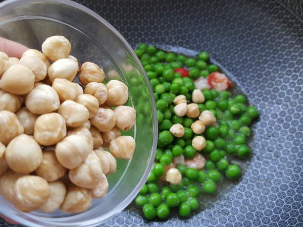 豌豆榛子小龍蝦球的做法-家常味炒菜譜
