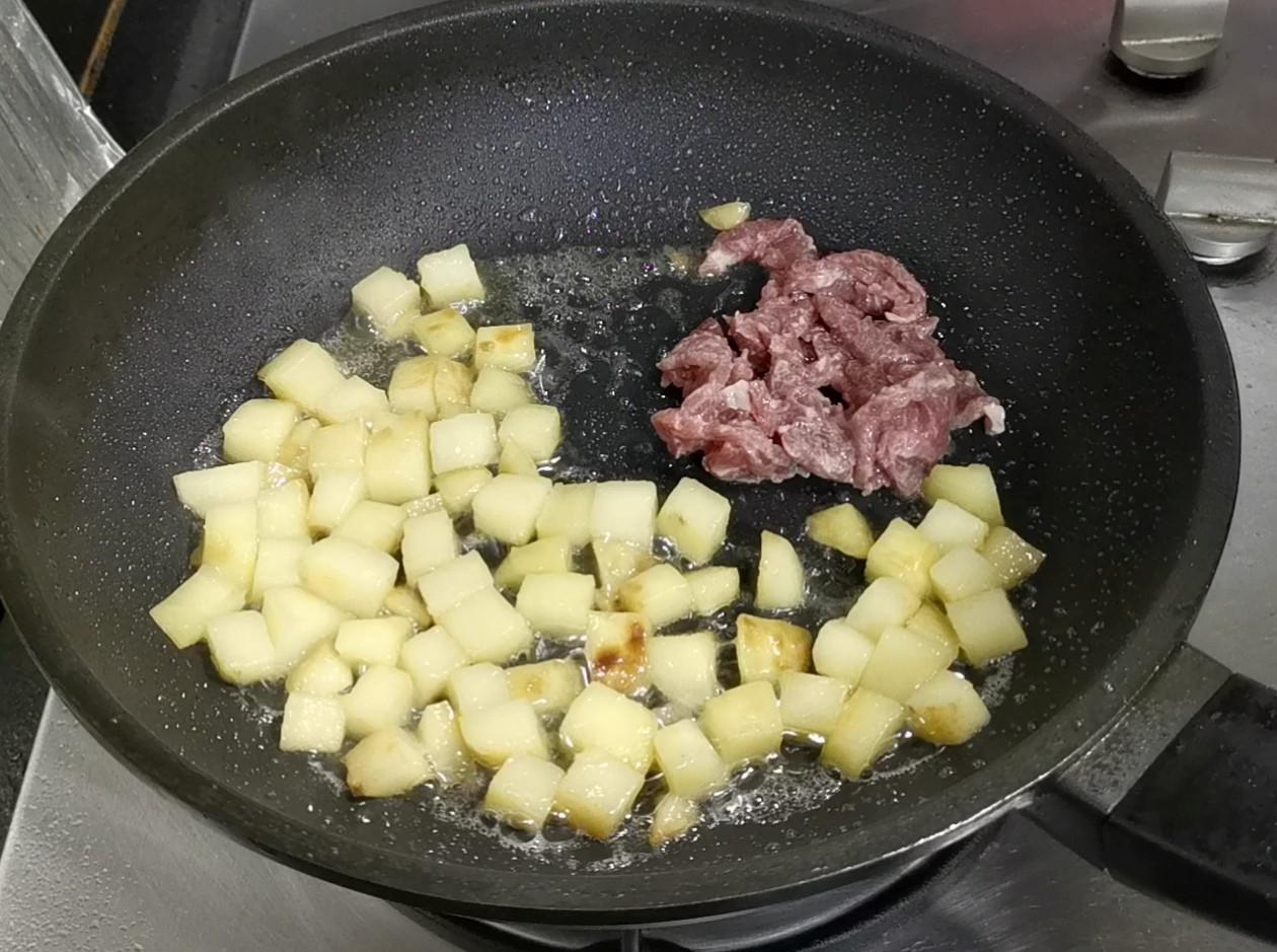 土豆炒牛肉的做法-家常味炒菜譜