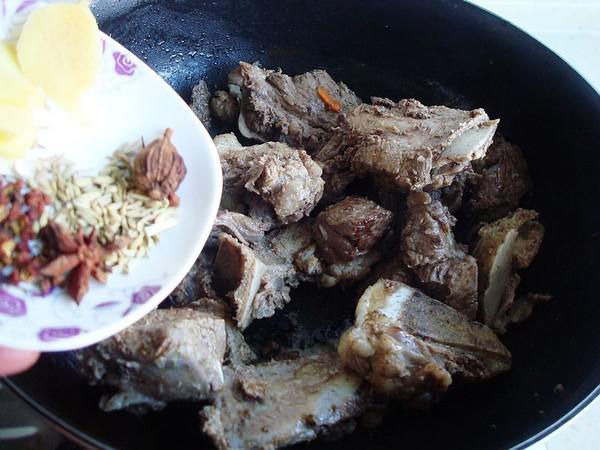 胡蘿卜燉牛排骨的做法-家常味燉菜譜-易網(wǎng)健康養(yǎng)生網(wǎng) 胡蘿卜燉牛排骨的做法-家常味燉菜譜