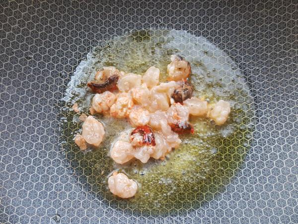 豌豆榛子小龍蝦球的做法-家常味炒菜譜