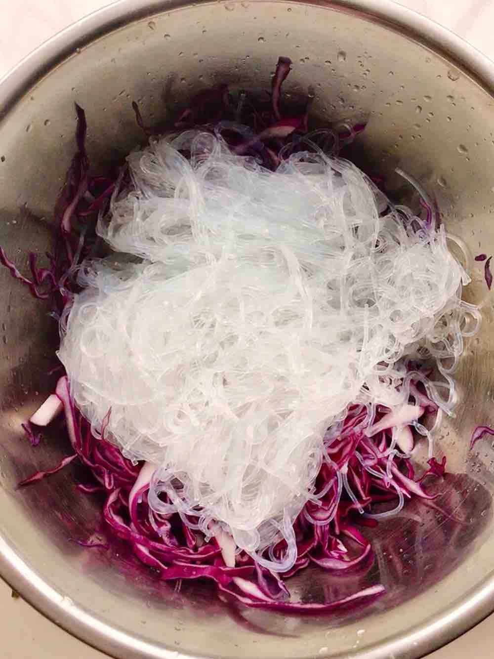 紫甘藍(lán)拌粉絲的做法-家常味拌菜譜-易網(wǎng)健康養(yǎng)生網(wǎng) 紫甘藍(lán)拌粉絲的做法-家常味拌菜譜