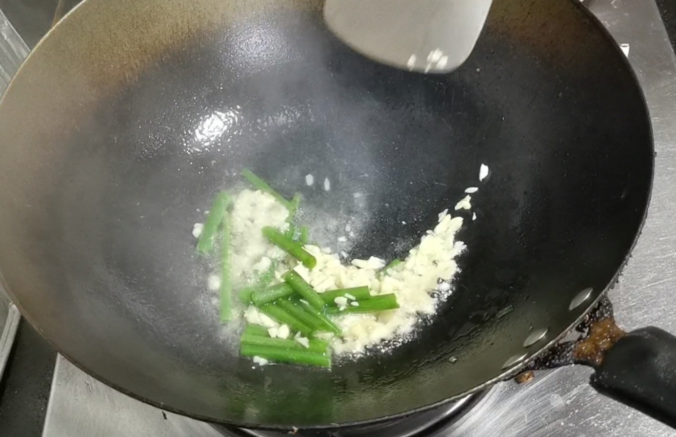 炒螃蟹的做法-咸鮮味炒菜譜-易網<a href=http://www.xllyou.com/ target=_blank class=infotextkey>健康養生</a>網 炒螃蟹的做法-咸鮮味炒菜譜