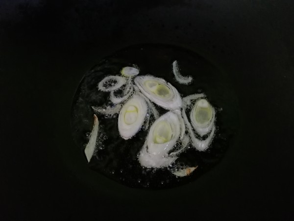 尖椒炒豆腐皮的做法-家常味炒菜譜-易網(wǎng)健康養(yǎng)生網(wǎng) 尖椒炒豆腐皮的做法-家常味炒菜譜