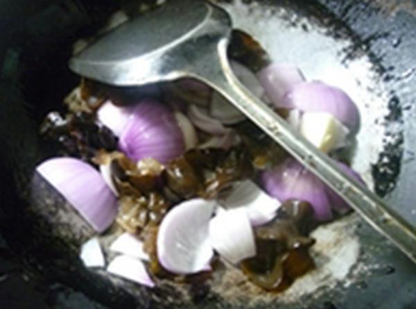 黑木耳洋蔥炒荷葉蛋的做法-家常味炒菜譜-易網健康養生網 黑木耳洋蔥炒荷葉蛋的做法-家常味炒菜譜