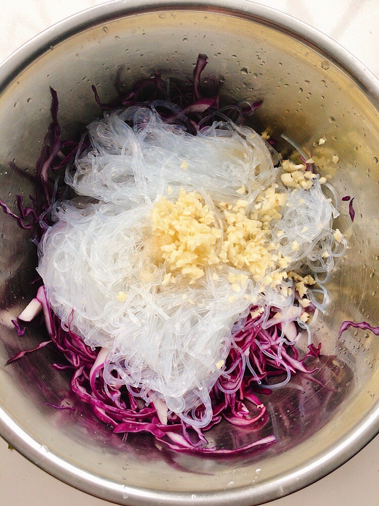 紫甘藍(lán)拌粉絲的做法-家常味拌菜譜-易網(wǎng)健康養(yǎng)生網(wǎng) 紫甘藍(lán)拌粉絲的做法-家常味拌菜譜