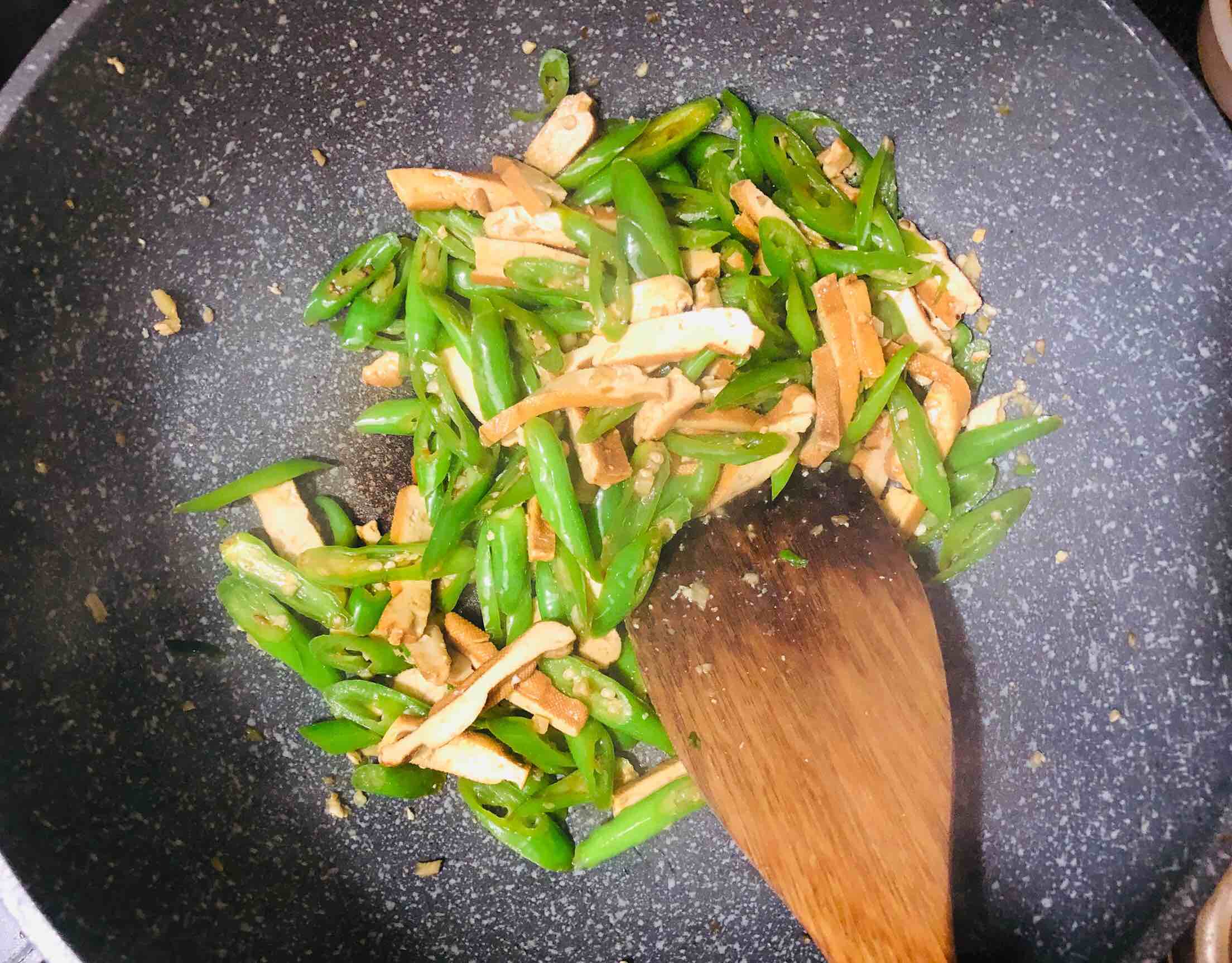 青椒炒香干的做法-家常味炒菜譜-易網健康養生網 青椒炒香干的做法-家常味炒菜譜