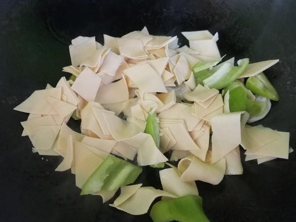 尖椒炒豆腐皮的做法-家常味炒菜譜-易網(wǎng)健康養(yǎng)生網(wǎng) 尖椒炒豆腐皮的做法-家常味炒菜譜