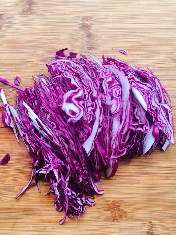 紫甘藍(lán)拌粉絲的做法-家常味拌菜譜-易網(wǎng)<a href=http://www.xllyou.com/ target=_blank class=infotextkey>健康養(yǎng)生</a>網(wǎng) 紫甘藍(lán)拌粉絲的做法-家常味拌菜譜