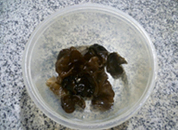 黑木耳洋蔥炒荷葉蛋的做法-家常味炒菜譜-易網健康養生網 黑木耳洋蔥炒荷葉蛋的做法-家常味炒菜譜