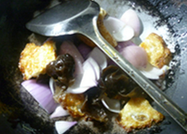 黑木耳洋蔥炒荷葉蛋的做法-家常味炒菜譜-易網健康養生網 黑木耳洋蔥炒荷葉蛋的做法-家常味炒菜譜