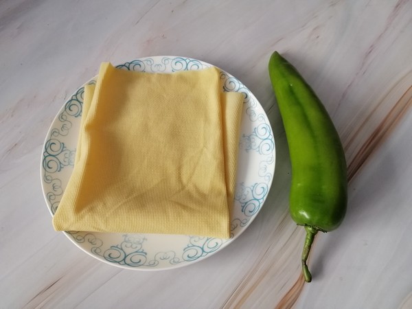 尖椒炒豆腐皮的做法-家常味炒菜譜-易網(wǎng)<a href=http://www.xllyou.com/ target=_blank class=infotextkey>健康養(yǎng)生</a>網(wǎng) 尖椒炒豆腐皮的做法-家常味炒菜譜