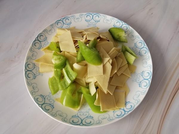 尖椒炒豆腐皮的做法-家常味炒菜譜-易網(wǎng)健康養(yǎng)生網(wǎng) 尖椒炒豆腐皮的做法-家常味炒菜譜