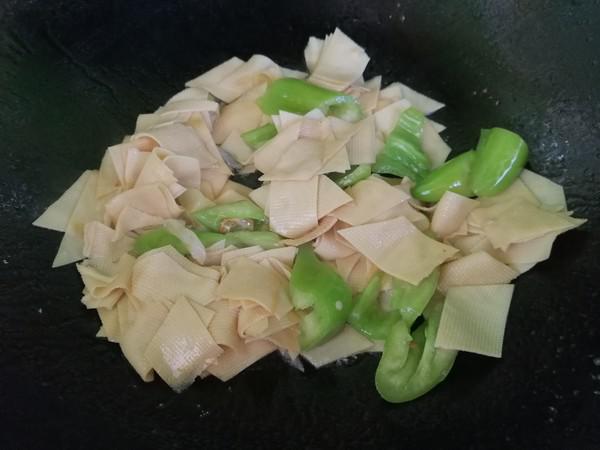 尖椒炒豆腐皮的做法-家常味炒菜譜-易網(wǎng)健康養(yǎng)生網(wǎng) 尖椒炒豆腐皮的做法-家常味炒菜譜