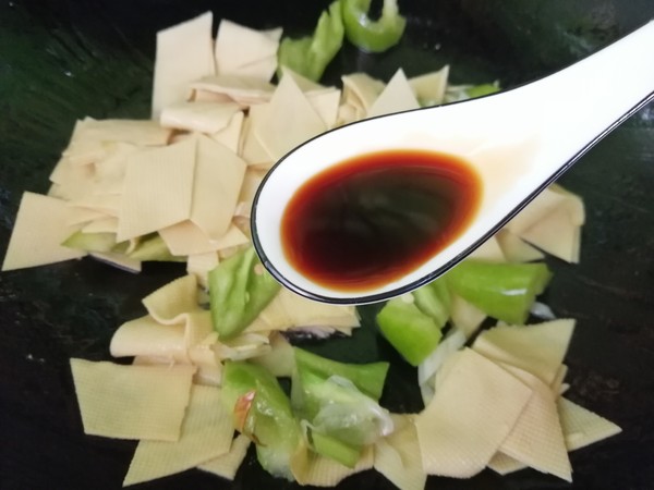 尖椒炒豆腐皮的做法-家常味炒菜譜-易網(wǎng)健康養(yǎng)生網(wǎng) 尖椒炒豆腐皮的做法-家常味炒菜譜