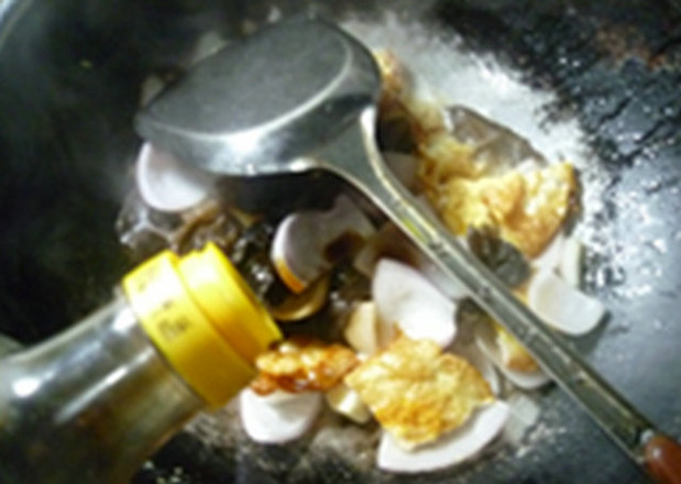 黑木耳洋蔥炒荷葉蛋的做法-家常味炒菜譜-易網健康養生網 黑木耳洋蔥炒荷葉蛋的做法-家常味炒菜譜