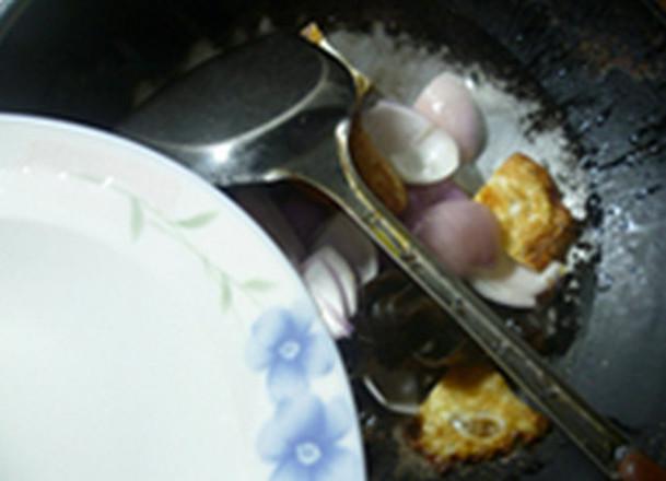 黑木耳洋蔥炒荷葉蛋的做法-家常味炒菜譜-易網健康養生網 黑木耳洋蔥炒荷葉蛋的做法-家常味炒菜譜