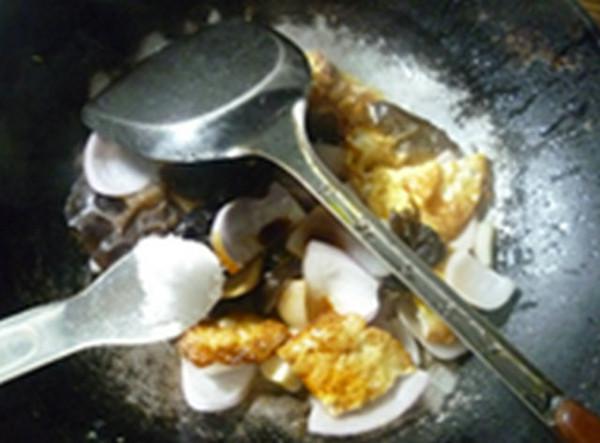 黑木耳洋蔥炒荷葉蛋的做法-家常味炒菜譜-易網健康養生網 黑木耳洋蔥炒荷葉蛋的做法-家常味炒菜譜