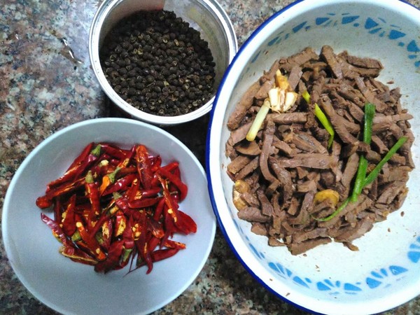 麻辣牛肉條的做法-香辣味炒菜譜-易網<a href=http://www.xllyou.com/ target=_blank class=infotextkey>健康養生</a>網 麻辣牛肉條的做法-香辣味炒菜譜