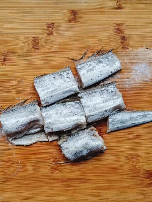 蔥油帶魚的做法-蔥香味煎菜譜-易網(wǎng)<a href=http://www.xllyou.com/ target=_blank class=infotextkey>健康養(yǎng)生</a>網(wǎng) 蔥油帶魚的做法-蔥香味煎菜譜