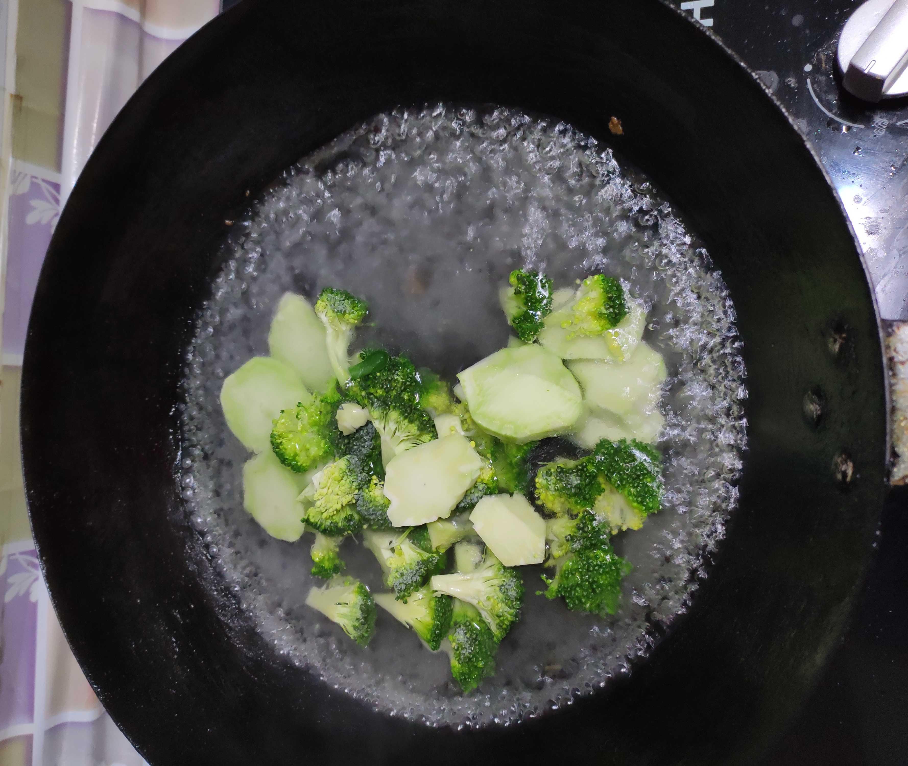 醬汁大蝦的做法-醬香味炸菜譜-易網(wǎng)健康養(yǎng)生網(wǎng) 醬汁大蝦的做法-醬香味炸菜譜