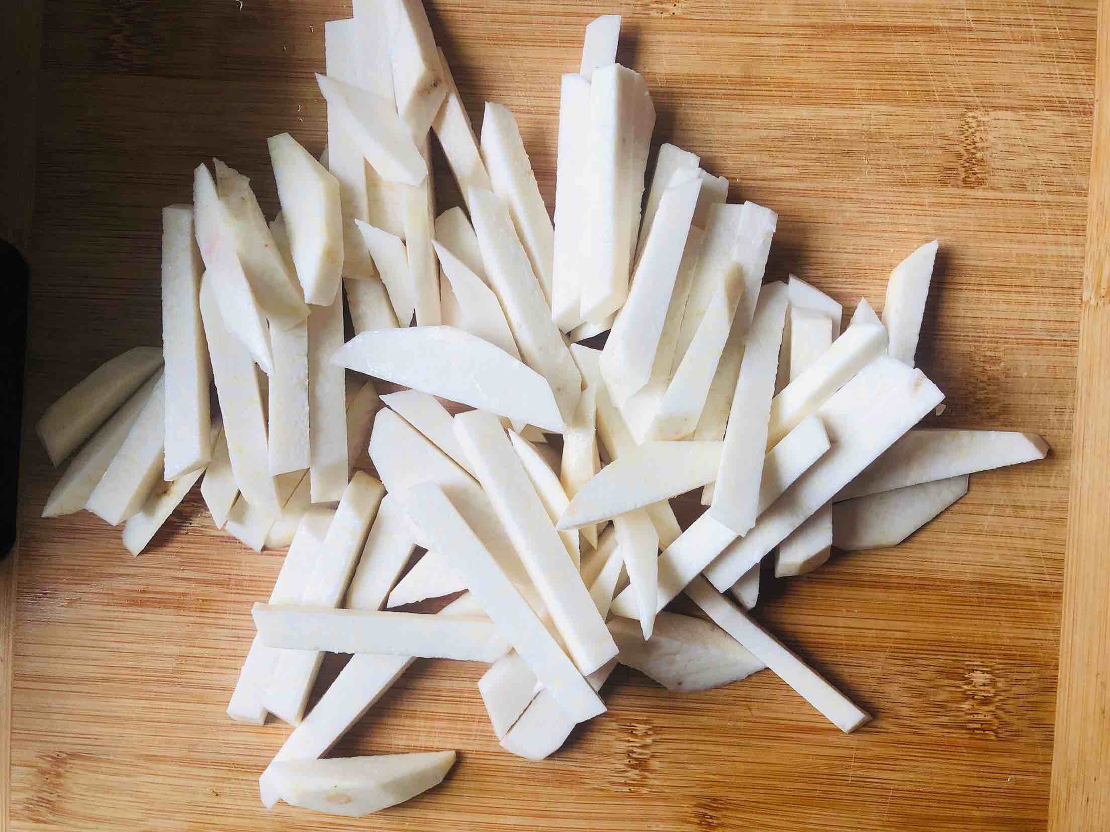 糟菜燴芋頭的做法-酸辣味燒菜譜-易網<a href=http://www.xllyou.com/ target=_blank class=infotextkey>健康養生</a>網 糟菜燴芋頭的做法-酸辣味燒菜譜