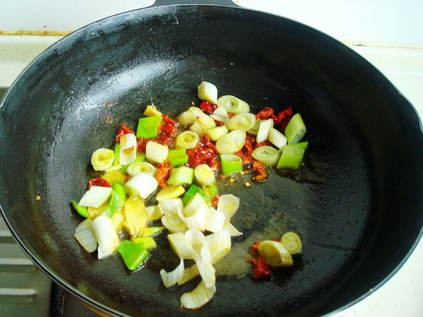 辣椒醬燒魚的做法-家常味燒菜譜-易網(wǎng)健康養(yǎng)生網(wǎng) 辣椒醬燒魚的做法-家常味燒菜譜