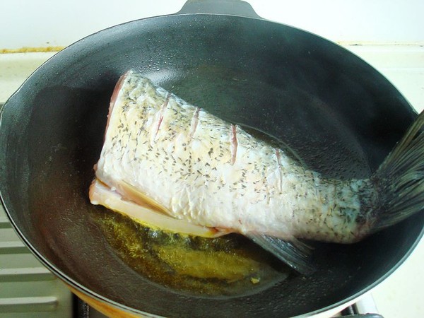 辣椒醬燒魚的做法-家常味燒菜譜-易網(wǎng)健康養(yǎng)生網(wǎng) 辣椒醬燒魚的做法-家常味燒菜譜