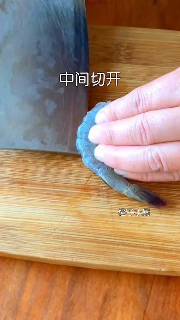 蒜蓉粉絲蒸蝦的做法-家常味蒸菜譜-易網(wǎng)<a href=http://www.xllyou.com/ target=_blank class=infotextkey>健康養(yǎng)生</a>網(wǎng) 蒜蓉粉絲蒸蝦的做法-家常味蒸菜譜