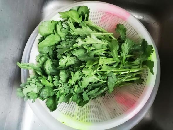 松子蓬花菜的做法-咸鮮味拌菜譜-易網<a href=http://www.xllyou.com/ target=_blank class=infotextkey>健康養生</a>網 松子蓬花菜的做法-咸鮮味拌菜譜