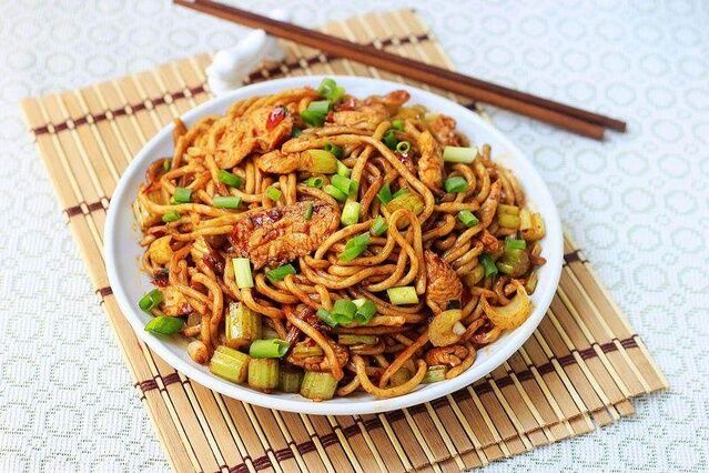 雞肉炒面的做法-家常味炒菜譜