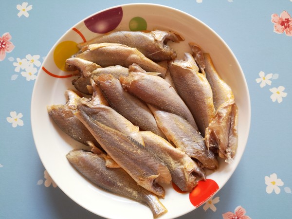 炸小黃魚的做法-咸鮮味炸菜譜-易網<a href=http://www.xllyou.com/ target=_blank class=infotextkey>健康養生</a>網 炸小黃魚的做法-咸鮮味炸菜譜