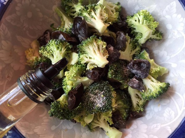 汗蒸西蘭花的做法-家常味拌菜譜-易網健康養生網 汗蒸西蘭花的做法-家常味拌菜譜