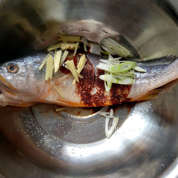 蒸魚的做法-家常味蒸菜譜-易網(wǎng)<a href=http://www.xllyou.com/ target=_blank class=infotextkey>健康養(yǎng)生</a>網(wǎng) 蒸魚的做法-家常味蒸菜譜