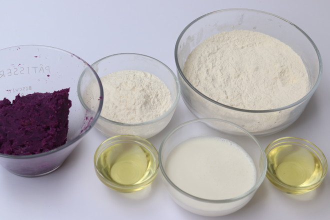 過年必備零食紫薯酥餅的做法-甜味煎菜譜-易網(wǎng)<a href=http://www.xllyou.com/ target=_blank class=infotextkey>健康養(yǎng)生</a>網(wǎng) 過年必備零食紫薯酥餅的做法-甜味煎菜譜