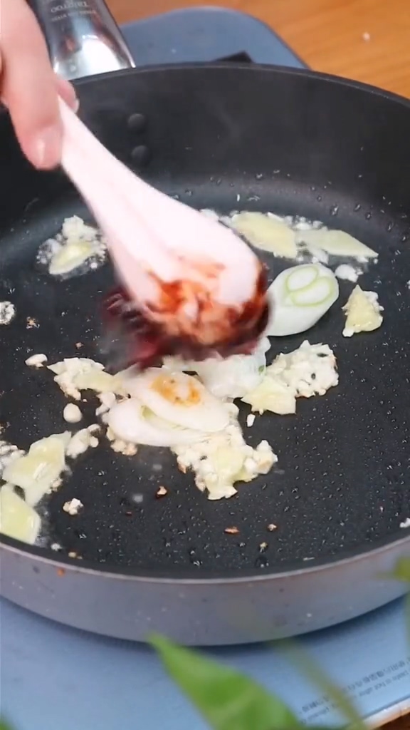 家常香菇土豆的做法-家常味炒菜譜-易網(wǎng)<a href=http://www.xllyou.com/ target=_blank class=infotextkey>健康養(yǎng)生</a>網(wǎng) 家常香菇土豆的做法-家常味炒菜譜