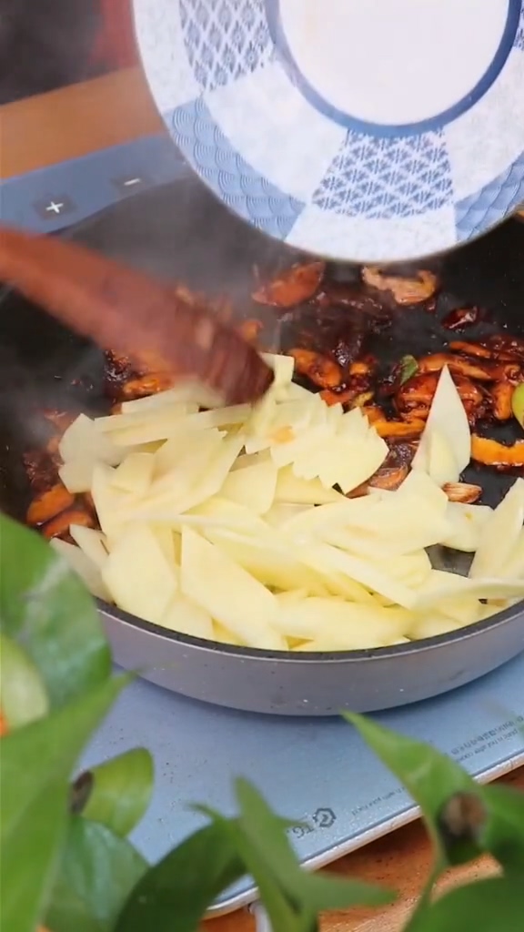 家常香菇土豆的做法-家常味炒菜譜-易網(wǎng)健康養(yǎng)生網(wǎng) 家常香菇土豆的做法-家常味炒菜譜