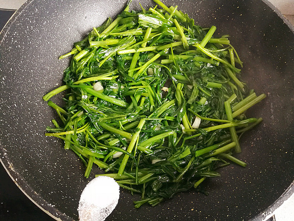 爆炒通菜的做法-家常味炒菜譜-易網健康養生網 爆炒通菜的做法-家常味炒菜譜