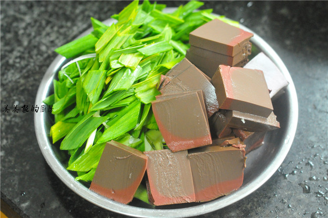 蒜香鴨血的做法-家常味燒菜譜-易網健康養生網 蒜香鴨血的做法-家常味燒菜譜