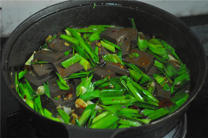 蒜香鴨血的做法-家常味燒菜譜-易網健康養生網 蒜香鴨血的做法-家常味燒菜譜