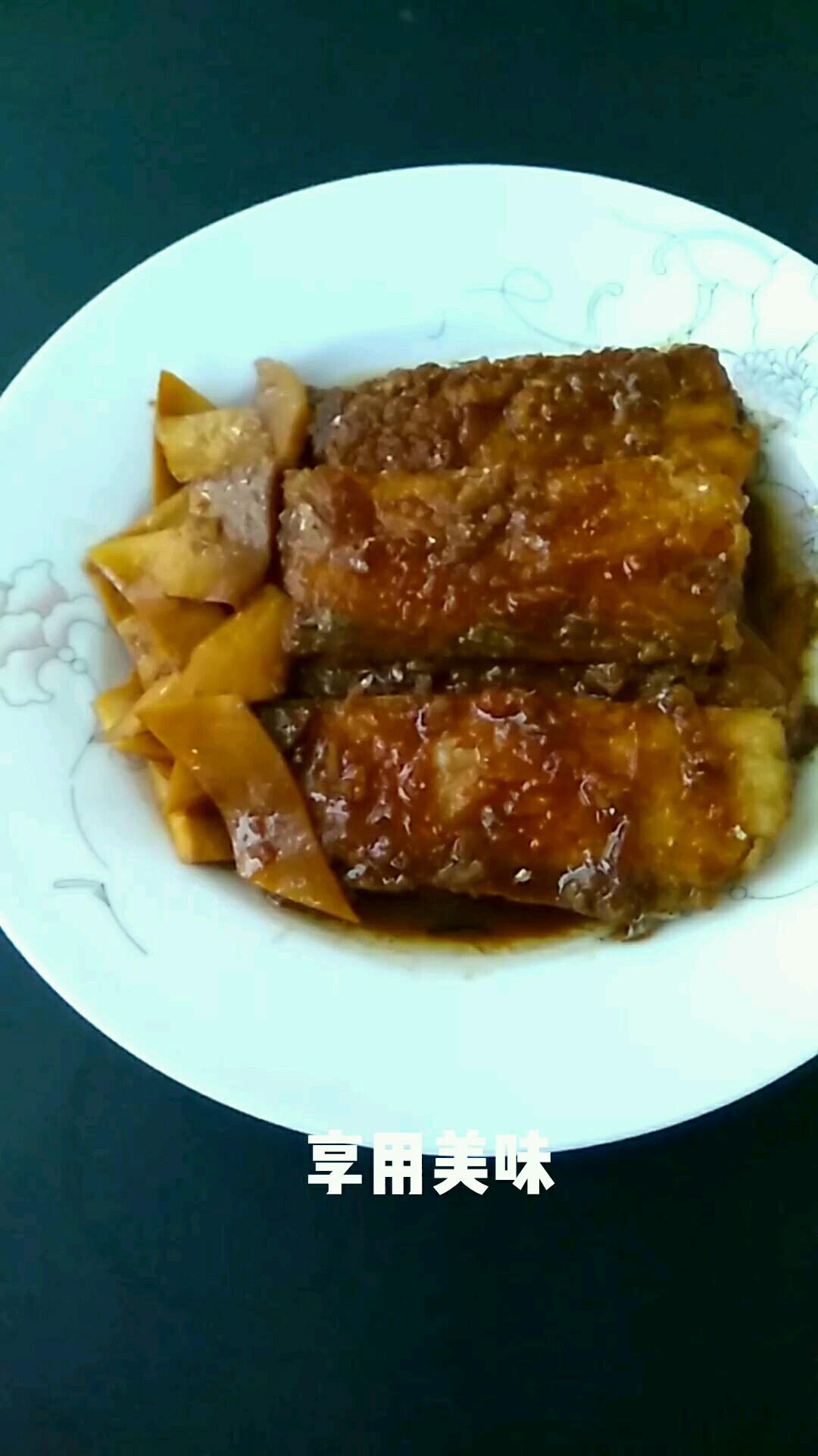 紅燒帶魚(yú)杏鮑菇的做法-咸鮮味燒菜譜-易網(wǎng)健康養(yǎng)生網(wǎng) 紅燒帶魚(yú)杏鮑菇的做法-咸鮮味燒菜譜