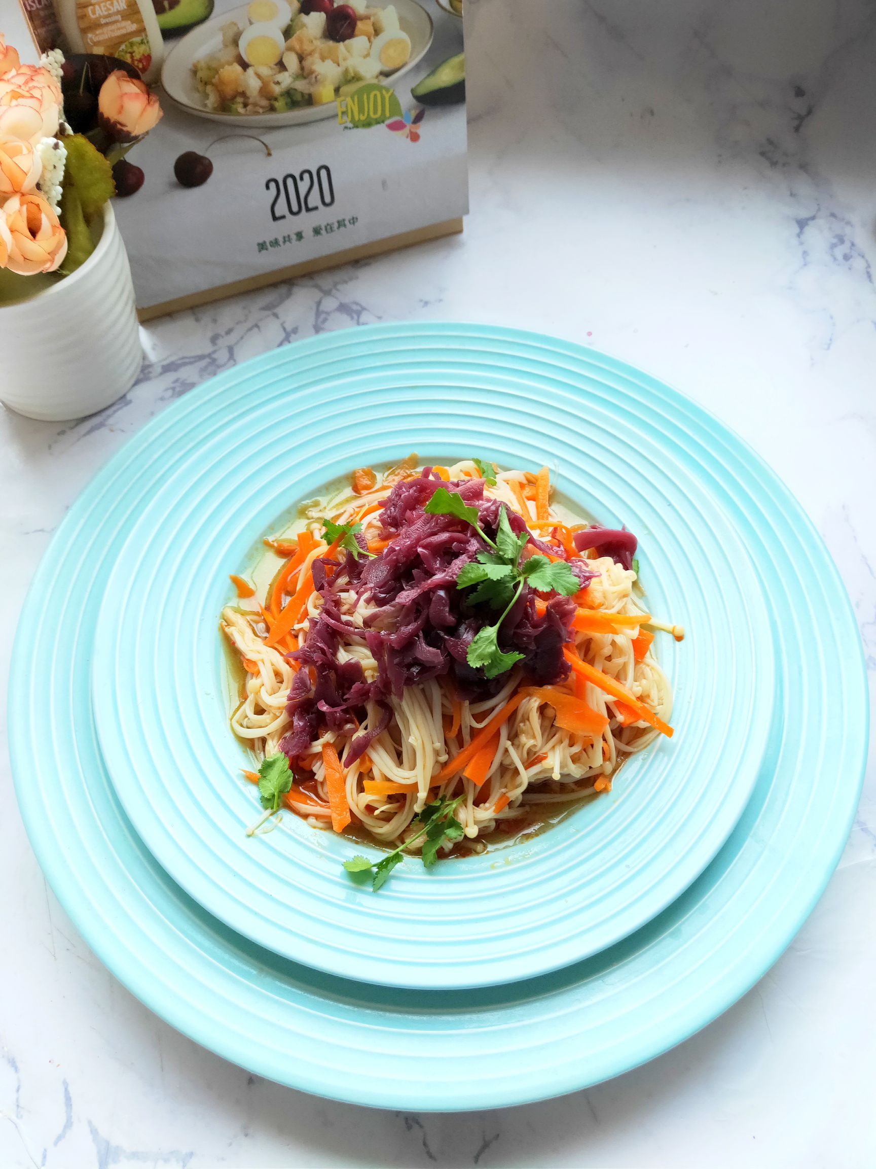 腌紅椰菜金針菇的做法-酸辣味拌菜譜-易網<a href=http://www.xllyou.com/ target=_blank class=infotextkey>健康養生</a>網 腌紅椰菜金針菇的做法-酸辣味拌菜譜