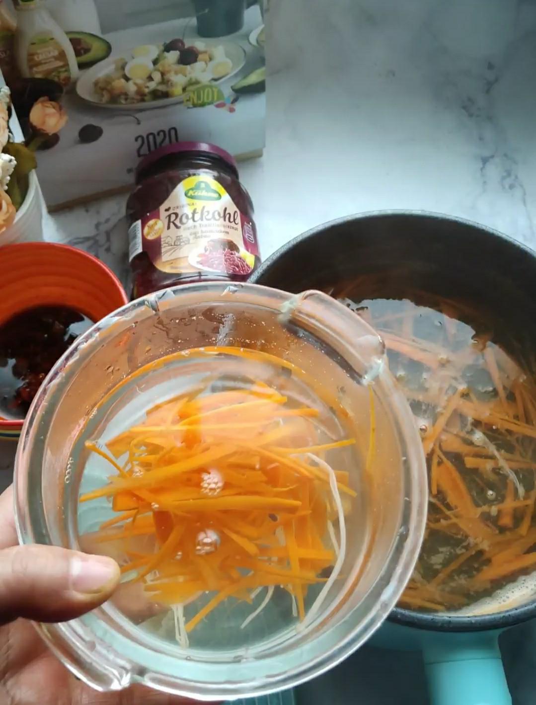 腌紅椰菜金針菇的做法-酸辣味拌菜譜-易網健康養生網 腌紅椰菜金針菇的做法-酸辣味拌菜譜