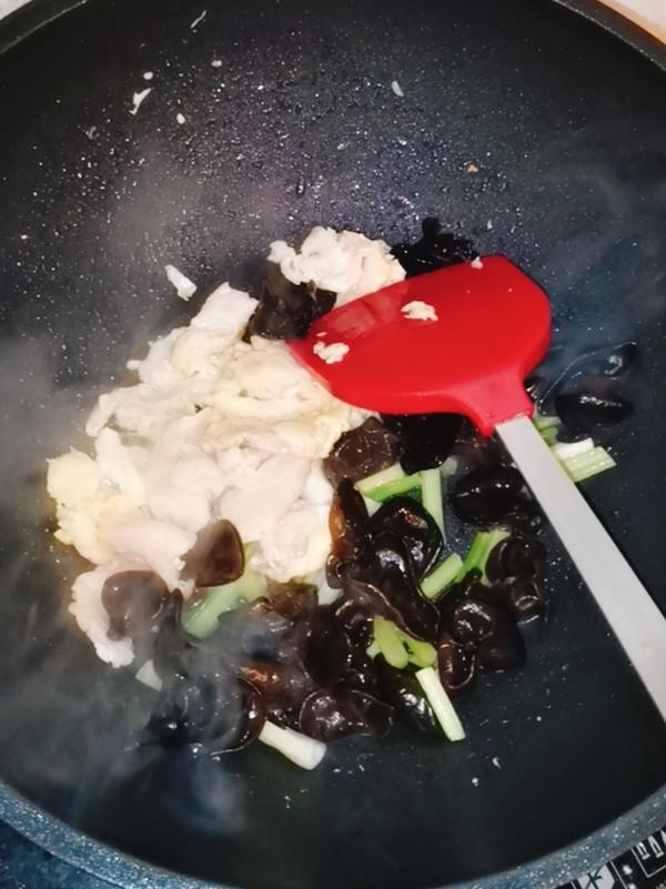 木耳芹菜炒肉的做法-咸鮮味炒菜譜-易網(wǎng)健康養(yǎng)生網(wǎng) 木耳芹菜炒肉的做法-咸鮮味炒菜譜