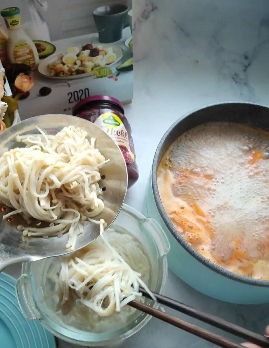 腌紅椰菜金針菇的做法-酸辣味拌菜譜-易網健康養生網 腌紅椰菜金針菇的做法-酸辣味拌菜譜