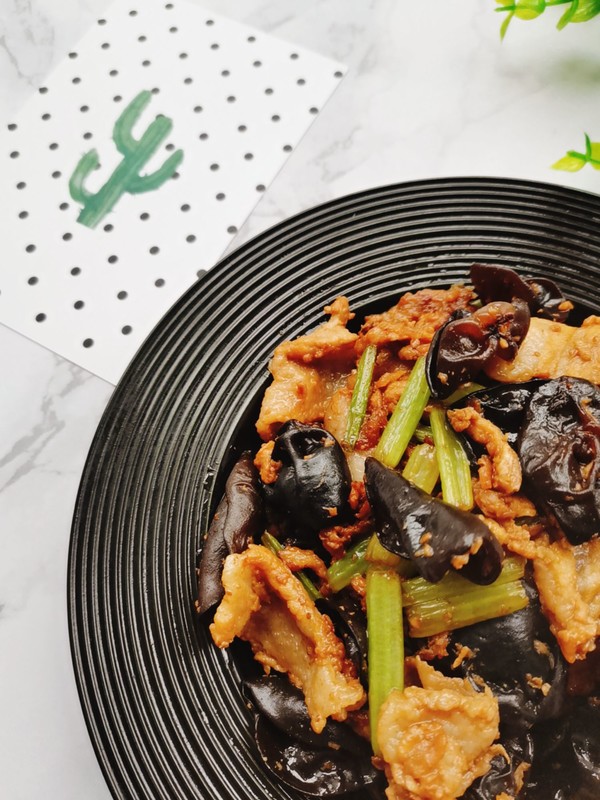 木耳芹菜炒肉的做法-咸鮮味炒菜譜