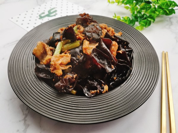 木耳芹菜炒肉的做法-咸鮮味炒菜譜-易網(wǎng)健康養(yǎng)生網(wǎng) 木耳芹菜炒肉的做法-咸鮮味炒菜譜