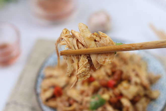 涼拌手撕雞腿肉的做法-家常味拌菜譜-易網健康養生網 涼拌手撕雞腿肉的做法-家常味拌菜譜