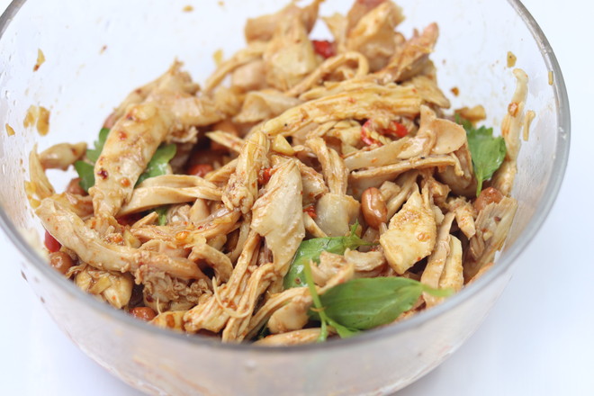 涼拌手撕雞腿肉的做法-家常味拌菜譜-易網健康養生網 涼拌手撕雞腿肉的做法-家常味拌菜譜