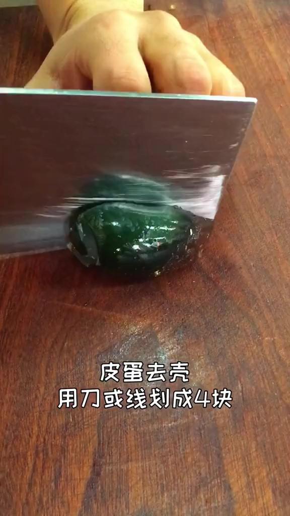 年夜飯菜之涼拌皮蛋的做法-家常味拌菜譜-易網<a href=http://www.xllyou.com/ target=_blank class=infotextkey>健康養生</a>網 年夜飯菜之涼拌皮蛋的做法-家常味拌菜譜